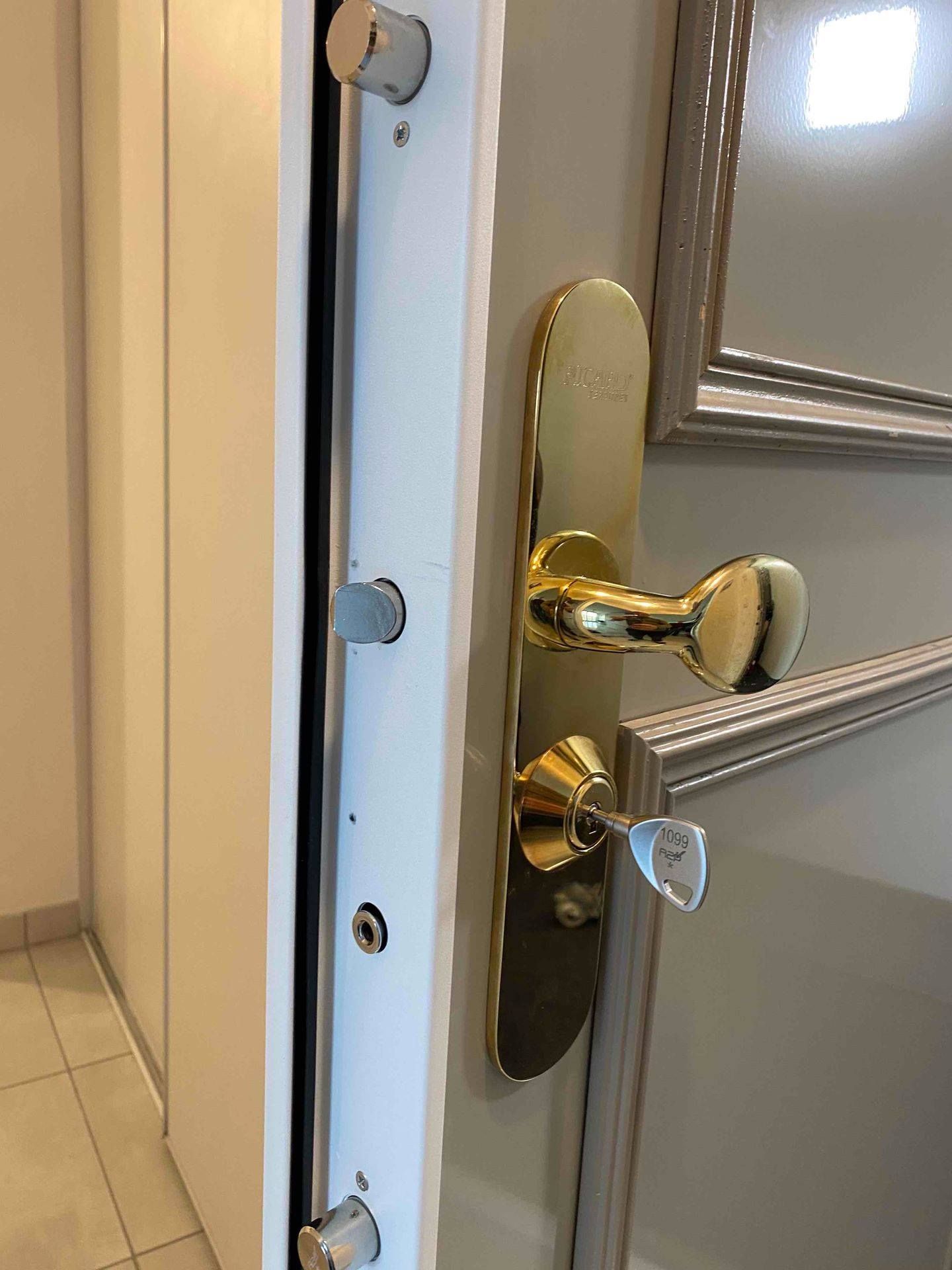 Clé dans une serrure d'une porte blanche