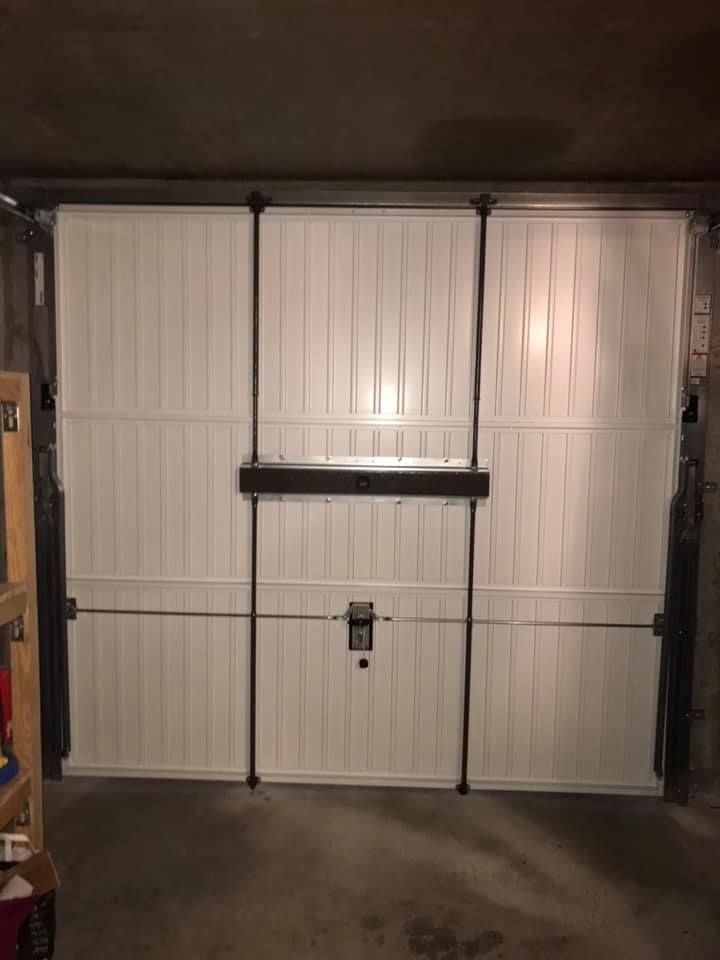 Porte de garage avec une serrure