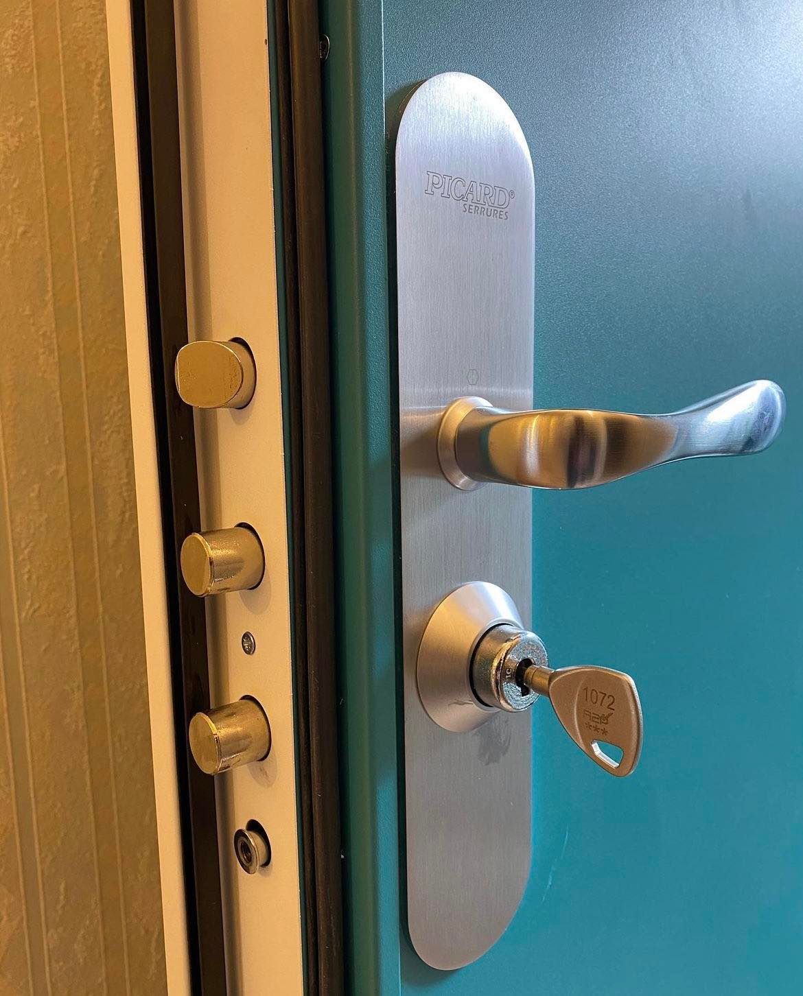 Porte bleu-vert et serrure PICARD