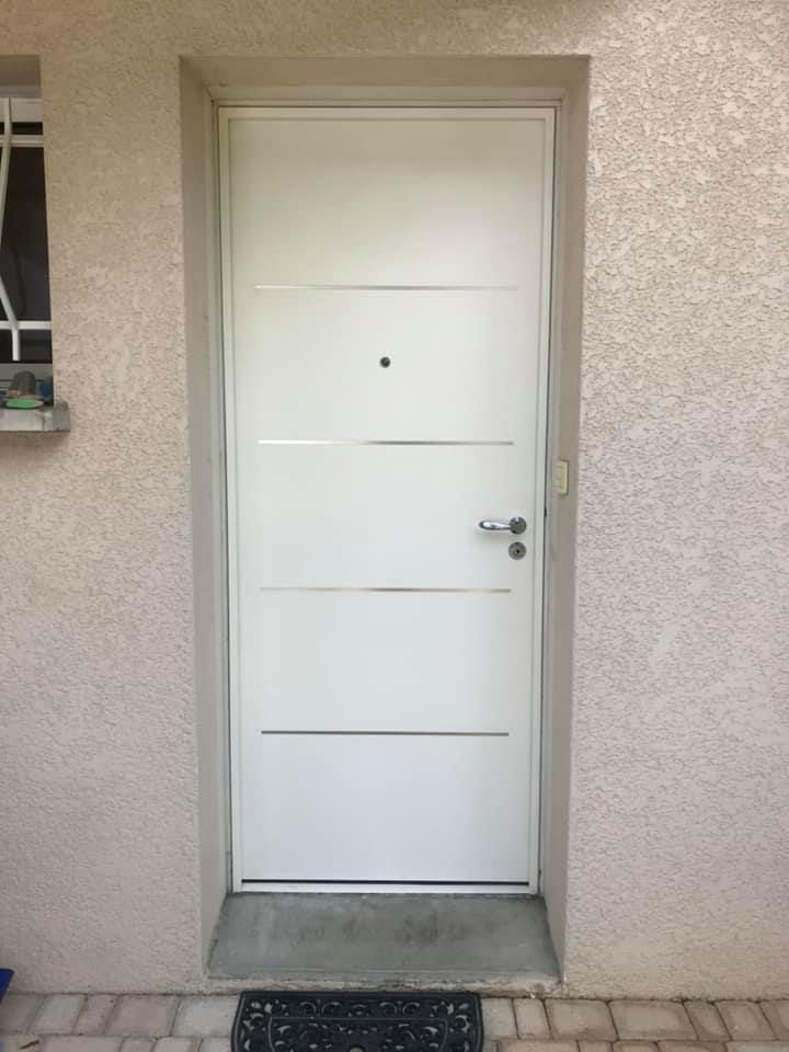 Porte blanche fermée