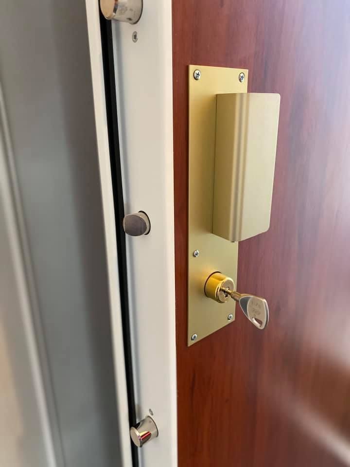 Porte blindée avec une poignée dorée