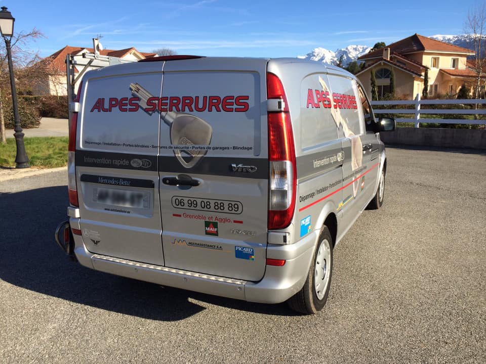 Camion argenté avec des inscriptions
