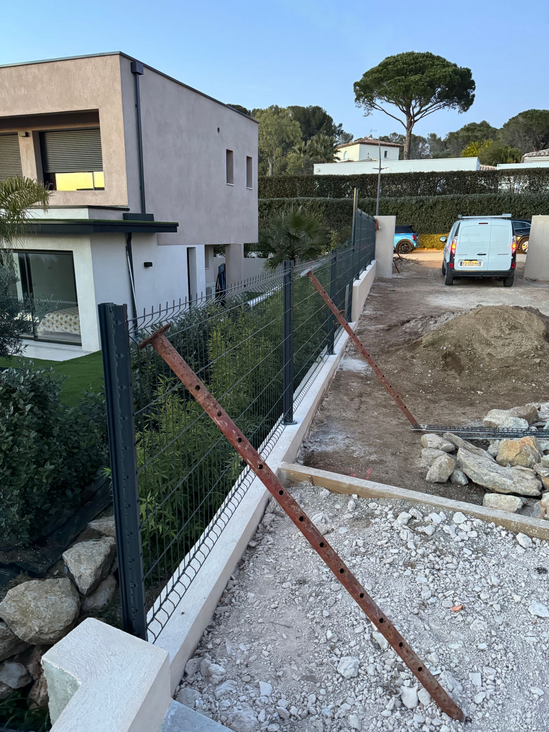 Pose d'une clôture dans un jardin