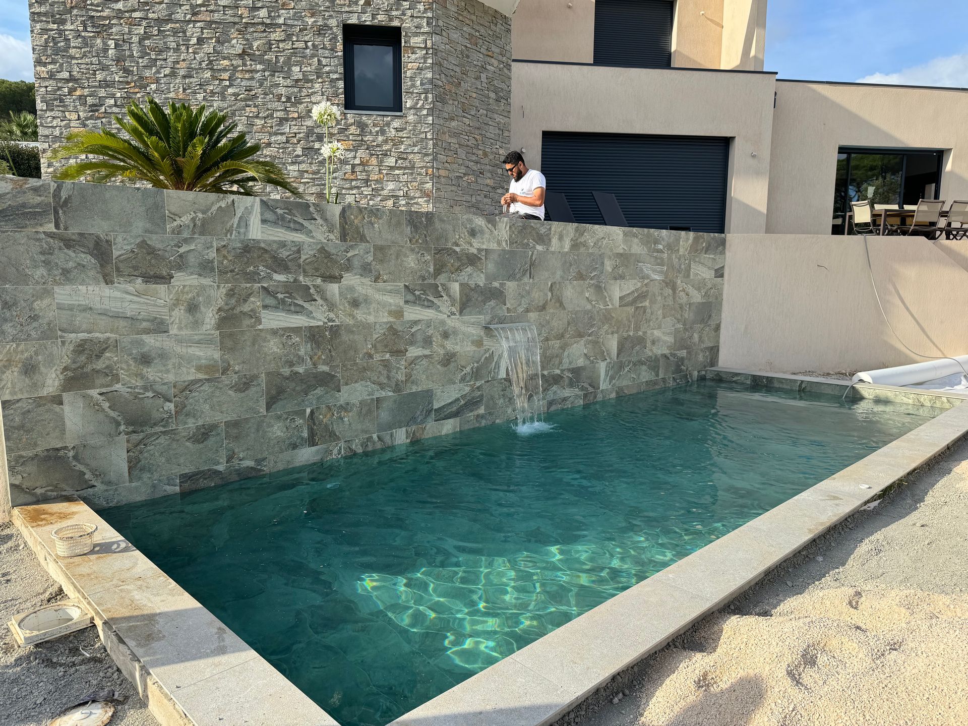 Une piscine remplie d'eau