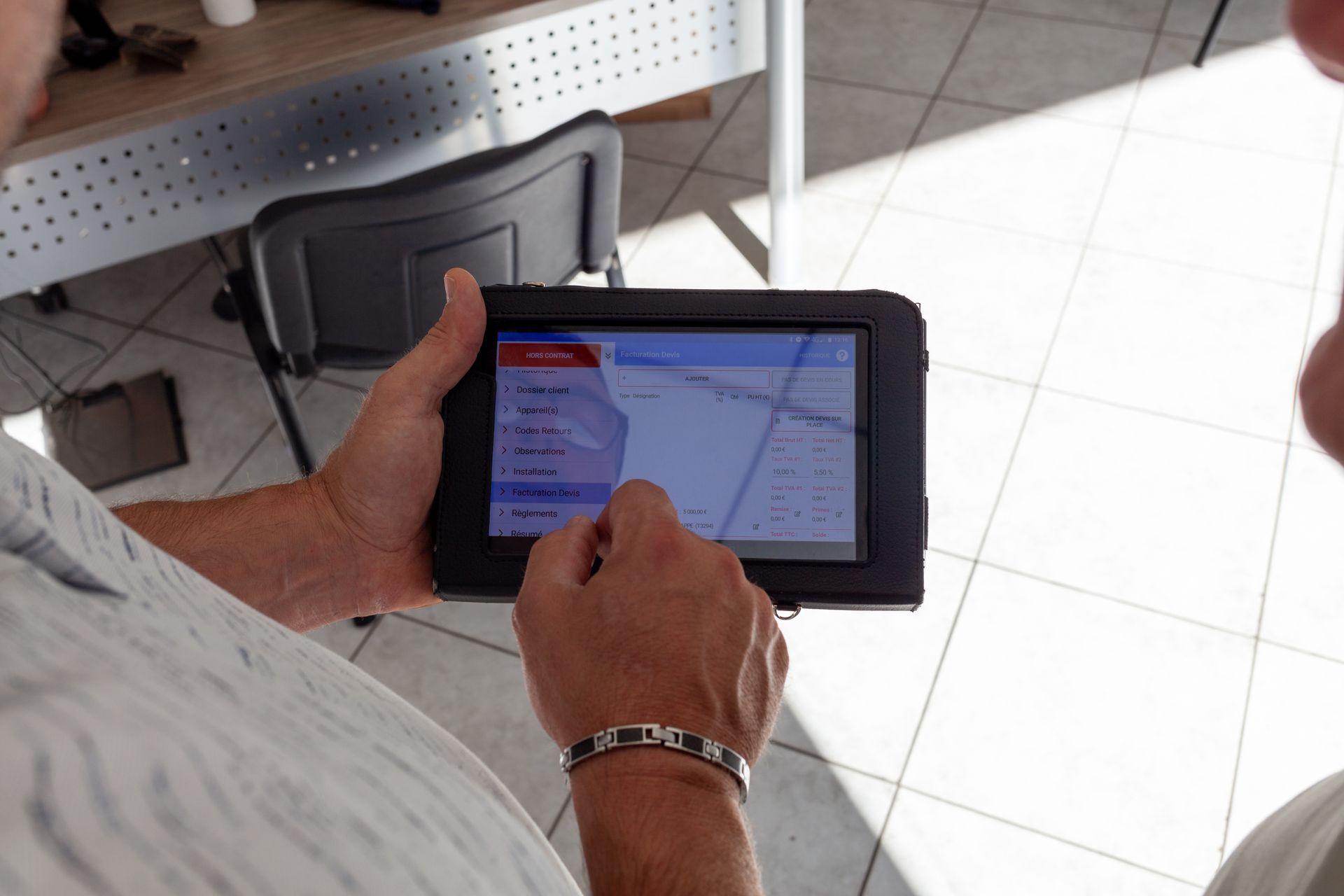 Technicien réalisant une facture sur tablette