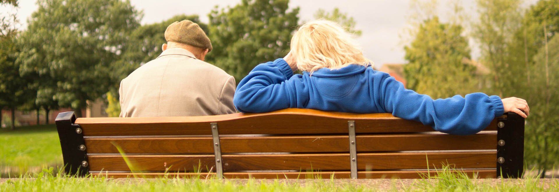 Couples retraités sur un banc
