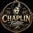 Logotipo vintage de Chaplin Tattoo en dorado y negro con retrato con sombrero bomb&iacute;n y texto &ldquo;DESDE 1998&rdquo;.