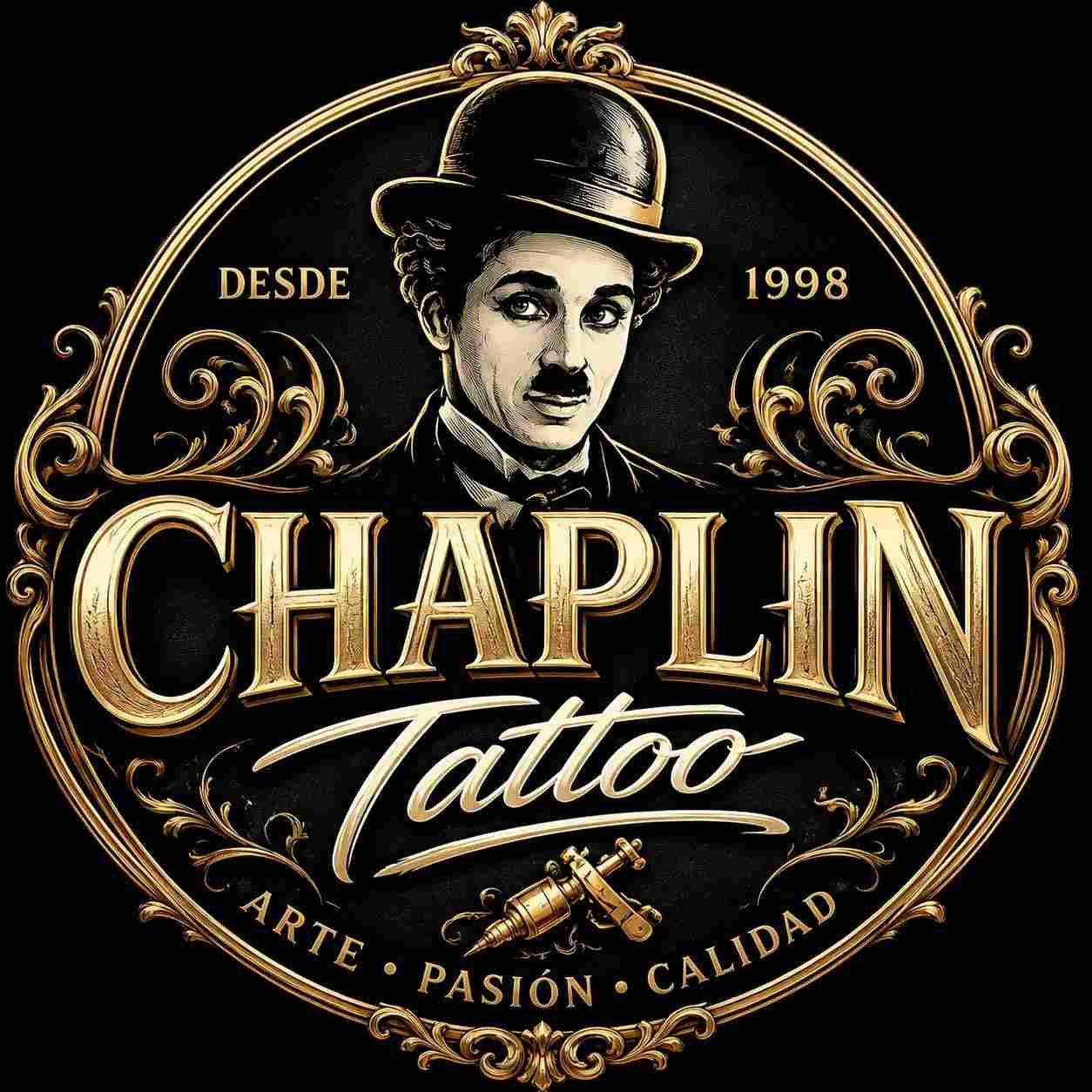 Logotipo vintage de Chaplin Tattoo en dorado y negro con retrato con sombrero bomb&iacute;n y texto &ldquo;DESDE 1998&rdquo;.