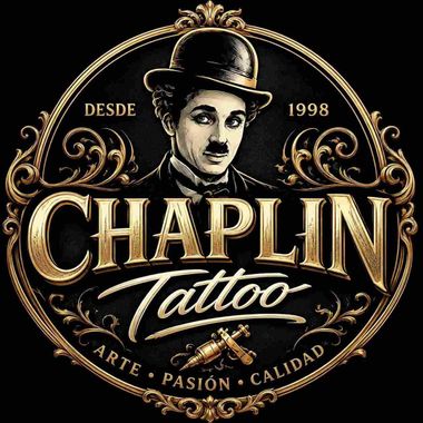 Logotipo vintage de Chaplin Tattoo en dorado y negro con retrato con sombrero bomb&iacute;n y texto &ldquo;DESDE 1998&rdquo;.