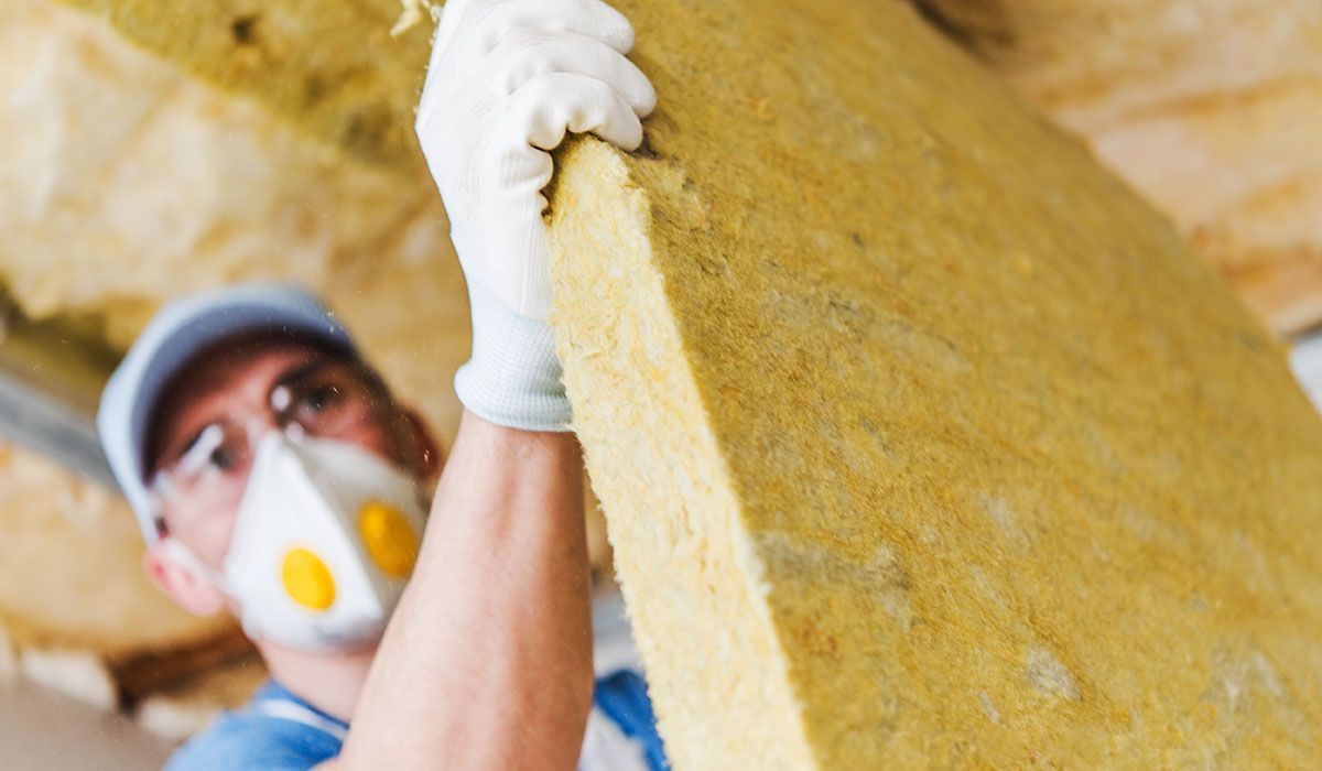 technicien portant une plaque d'isolation