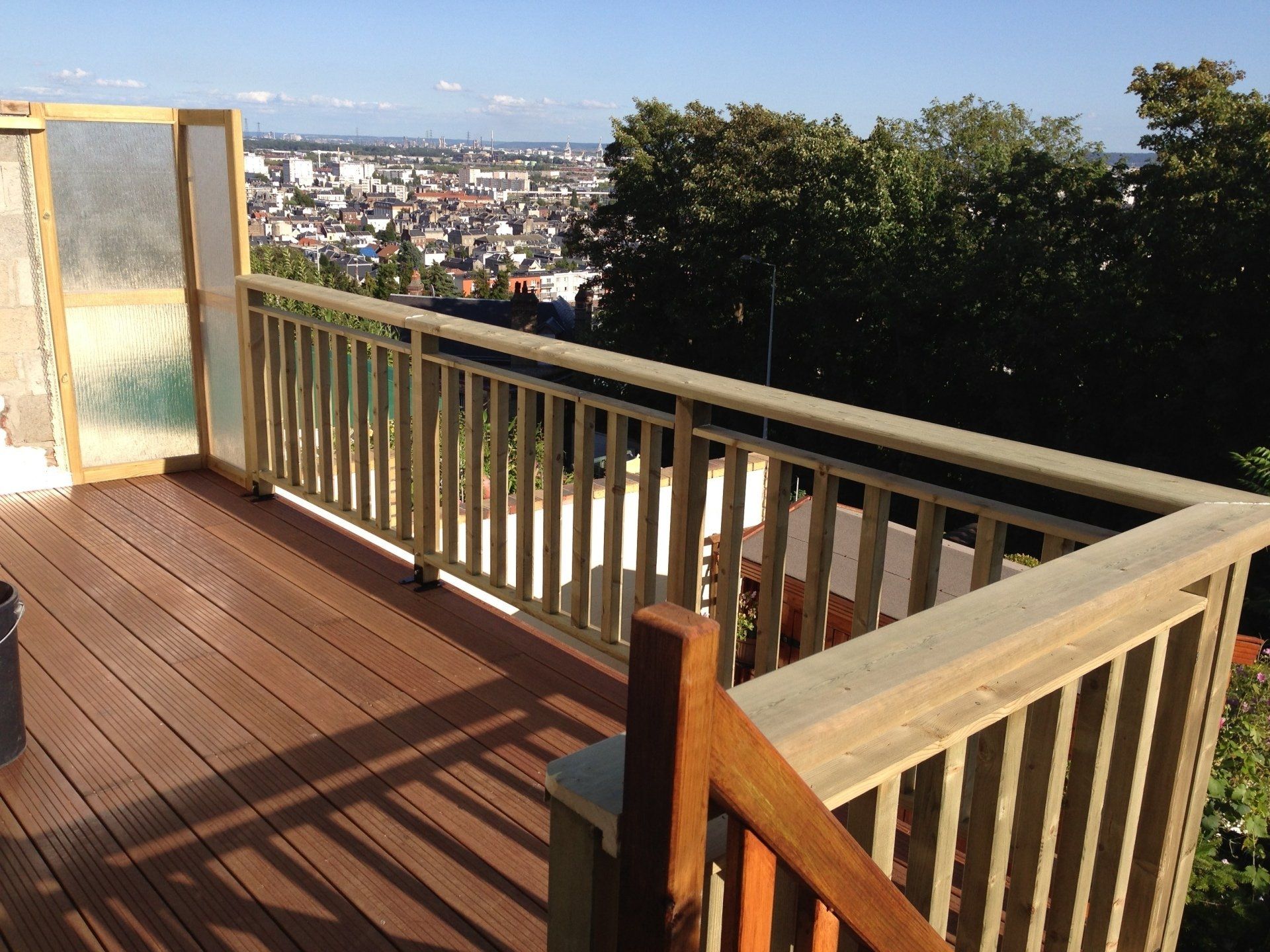 Balcon avec barrière en bois