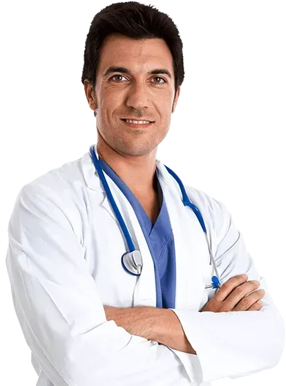Un médico con los brazos cruzados y un estetoscopio alrededor del cuello.