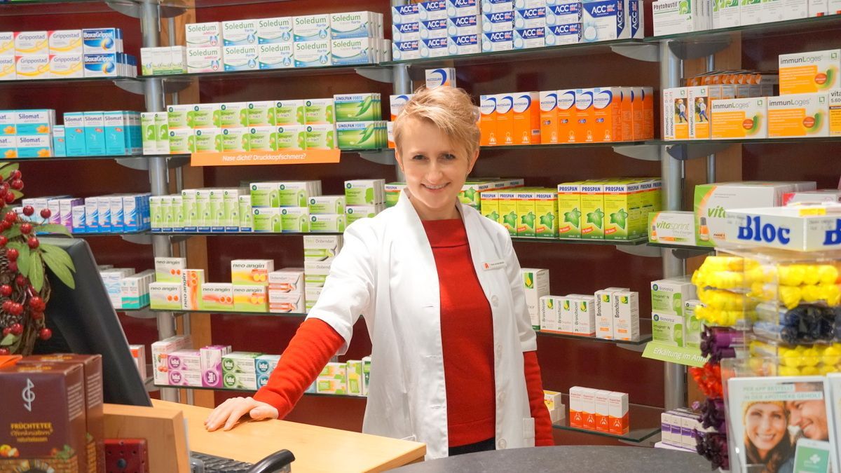 Apothekerin am Apothekenschrank