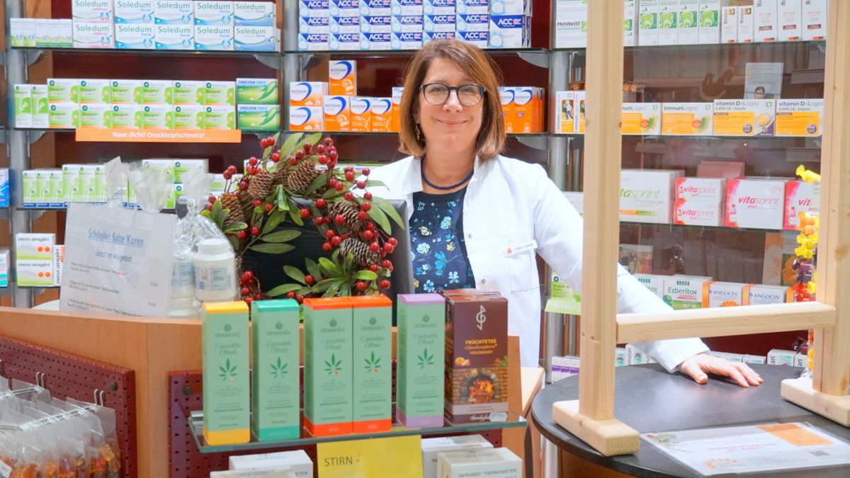 Apothekerin am Apothekenschrank