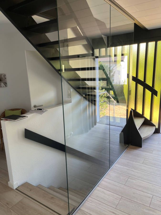 Treppenhaus mit Glaswand