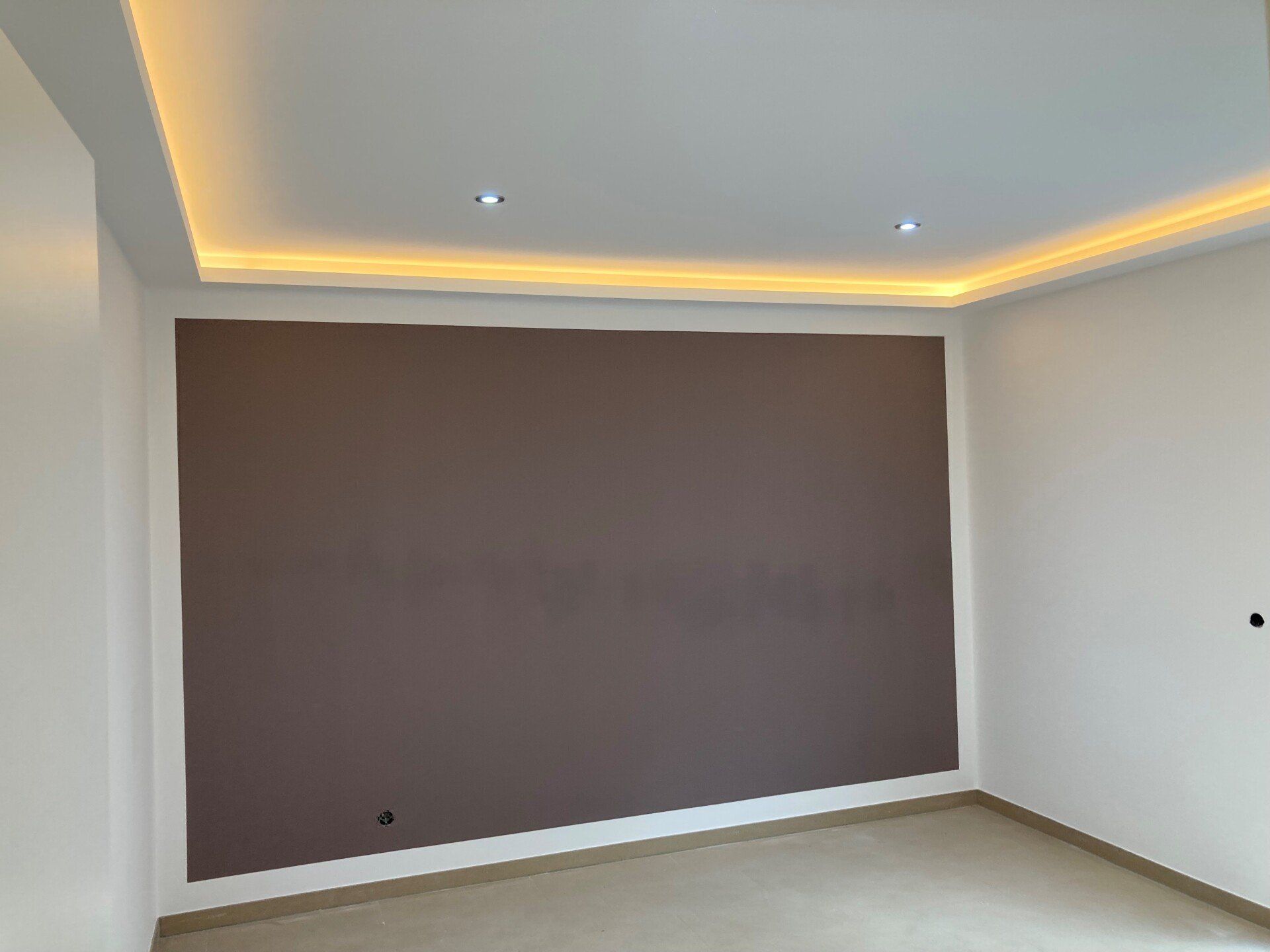 Raum weiß gestrichen, mit einer braunen Wand