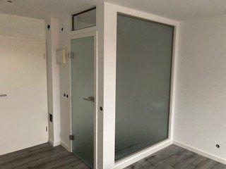 Eingangsbereich mit einer Glastür