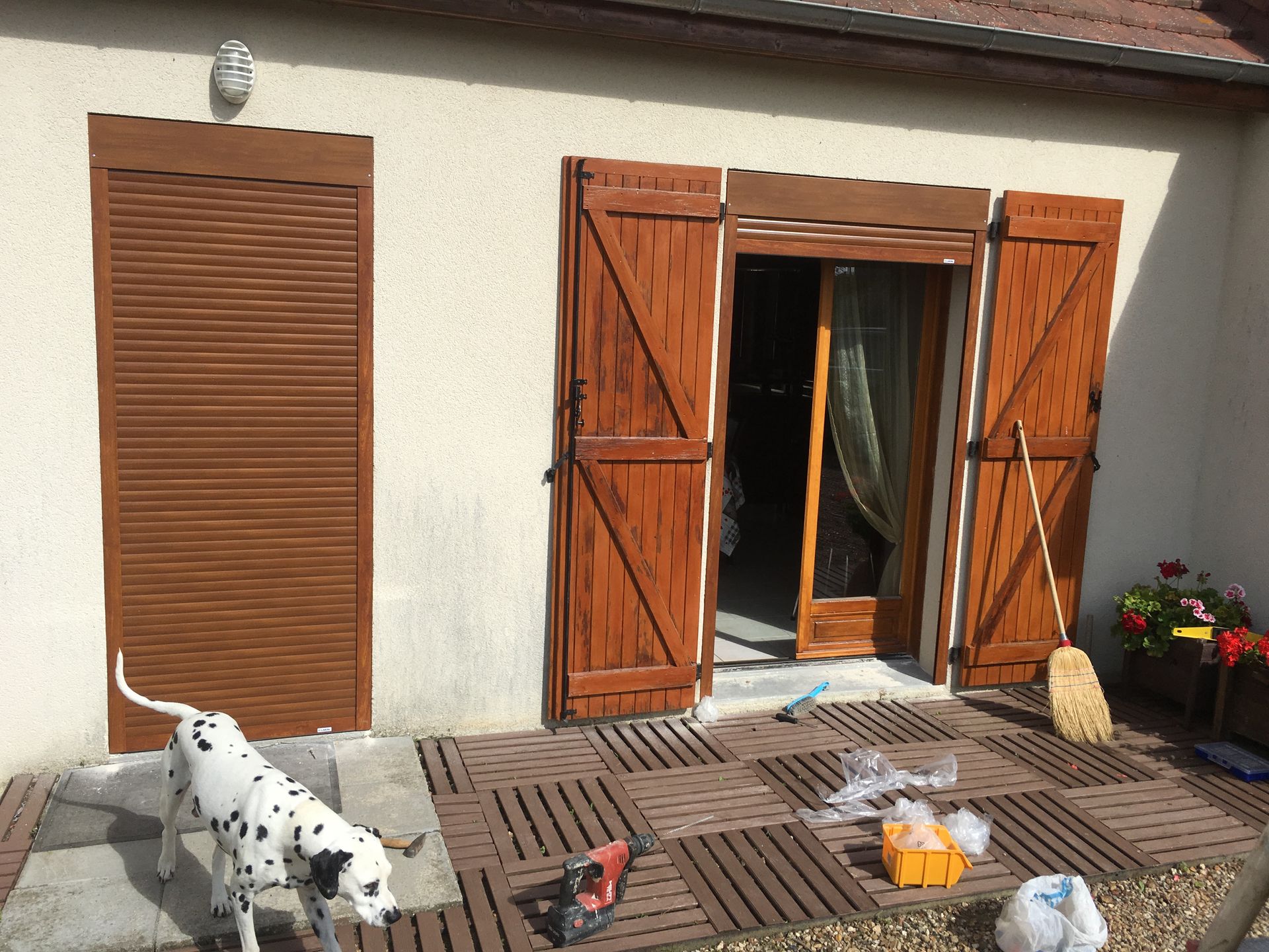 Volets battants pour porte-fenêtre.