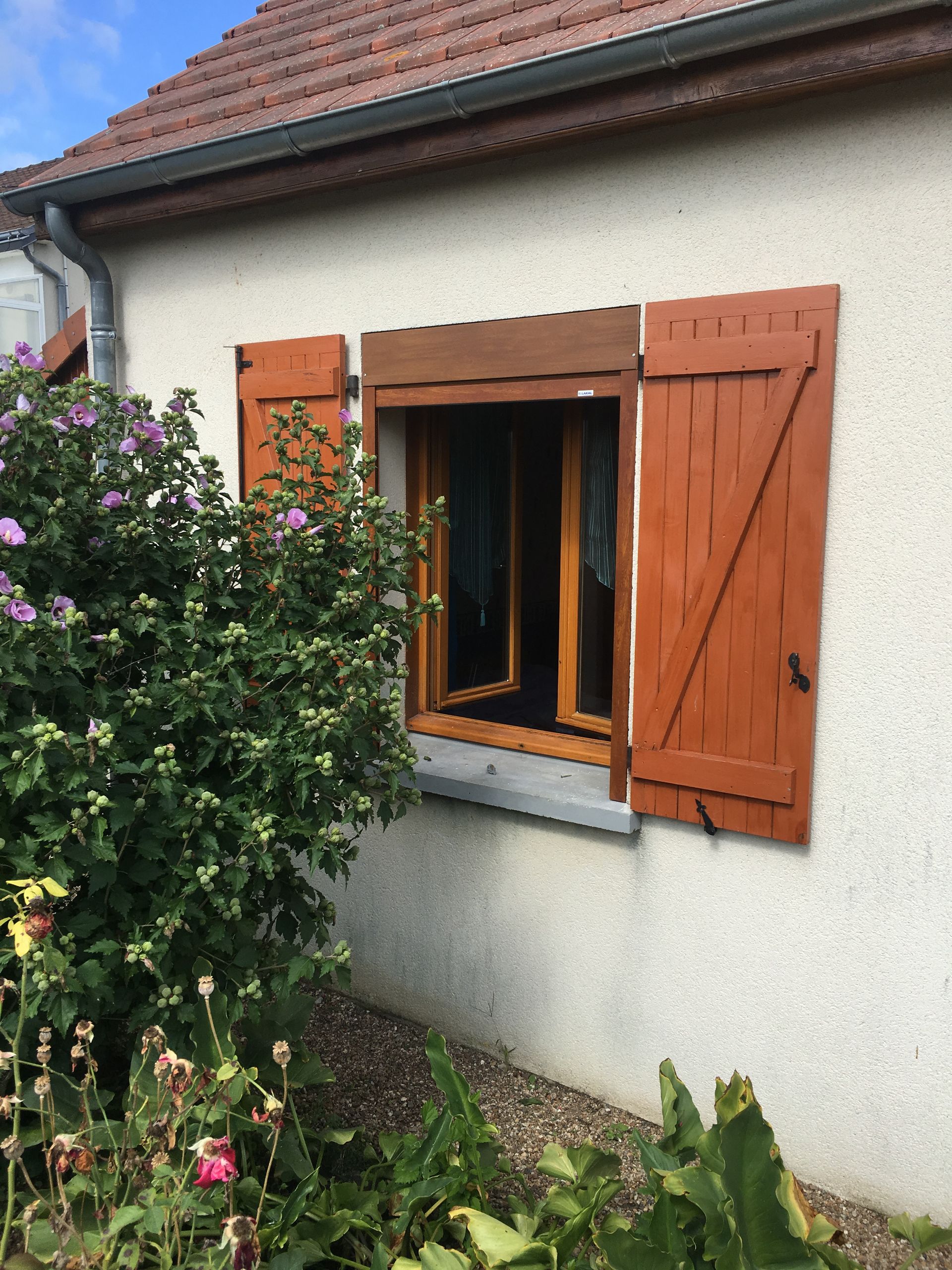 Volets battants ouverts pour fenêtre.