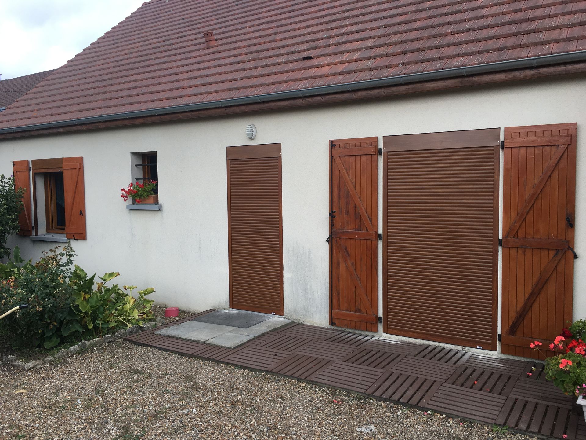 Pose de volets battants en bois.