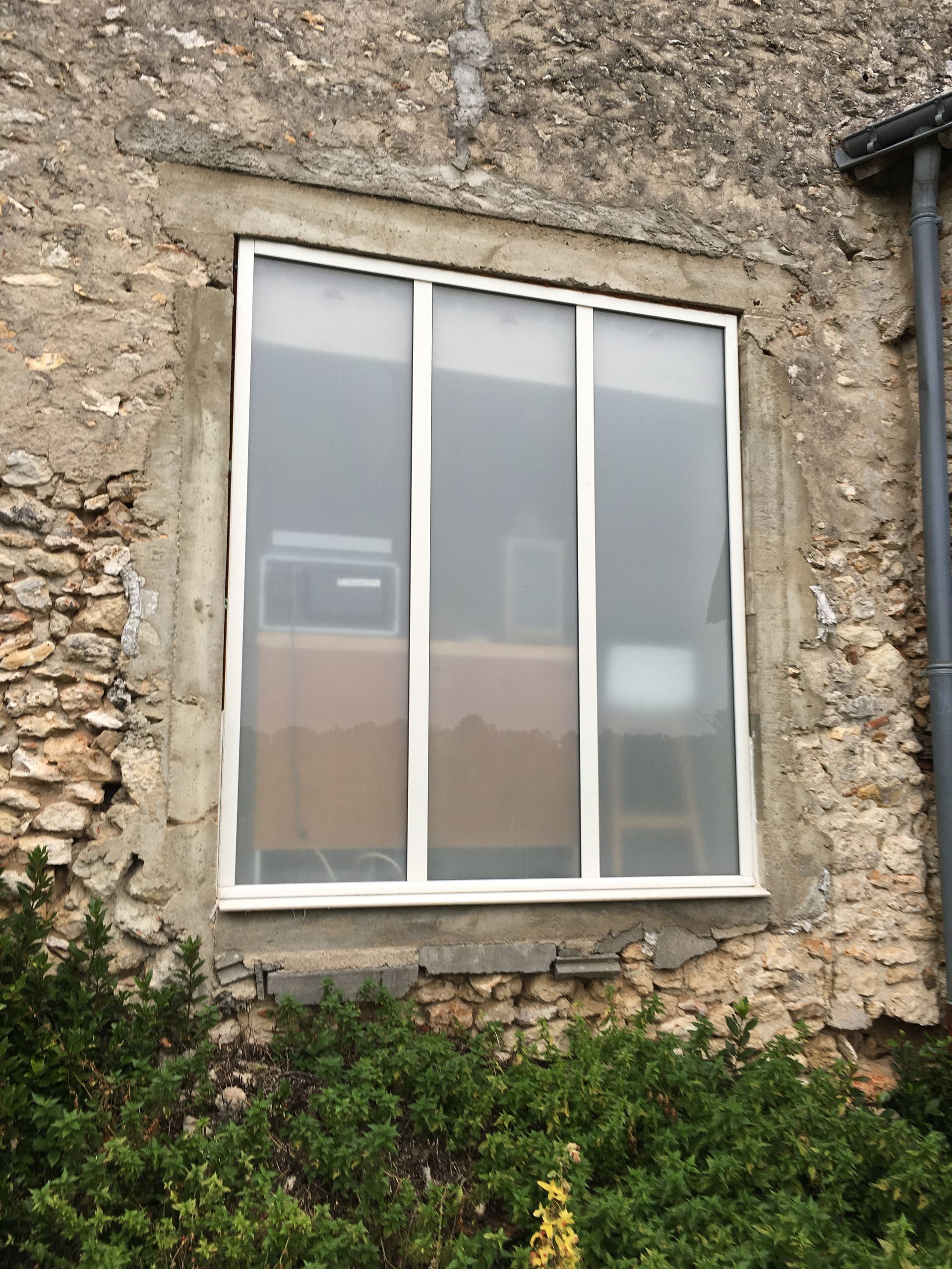 Grande verrière blanche installée.