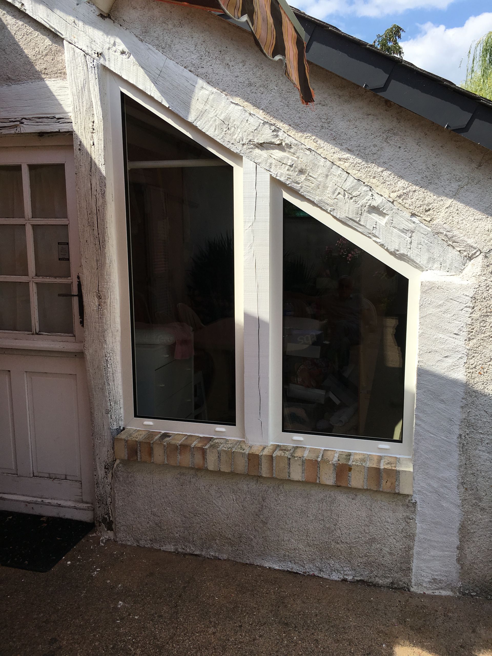 Pose sur mesure de fenêtres en biais.