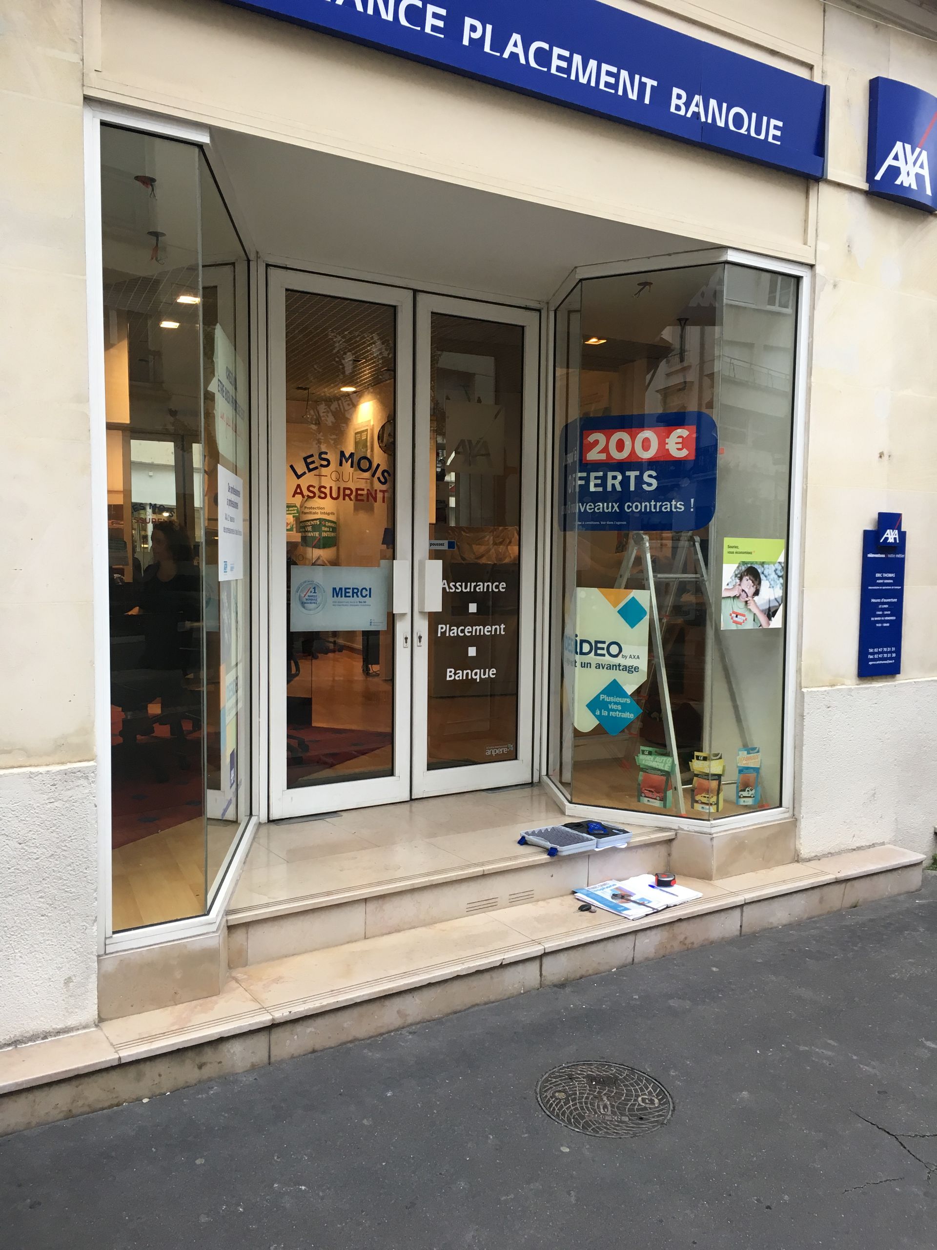 Porte et vitres pour devanture de magasin.