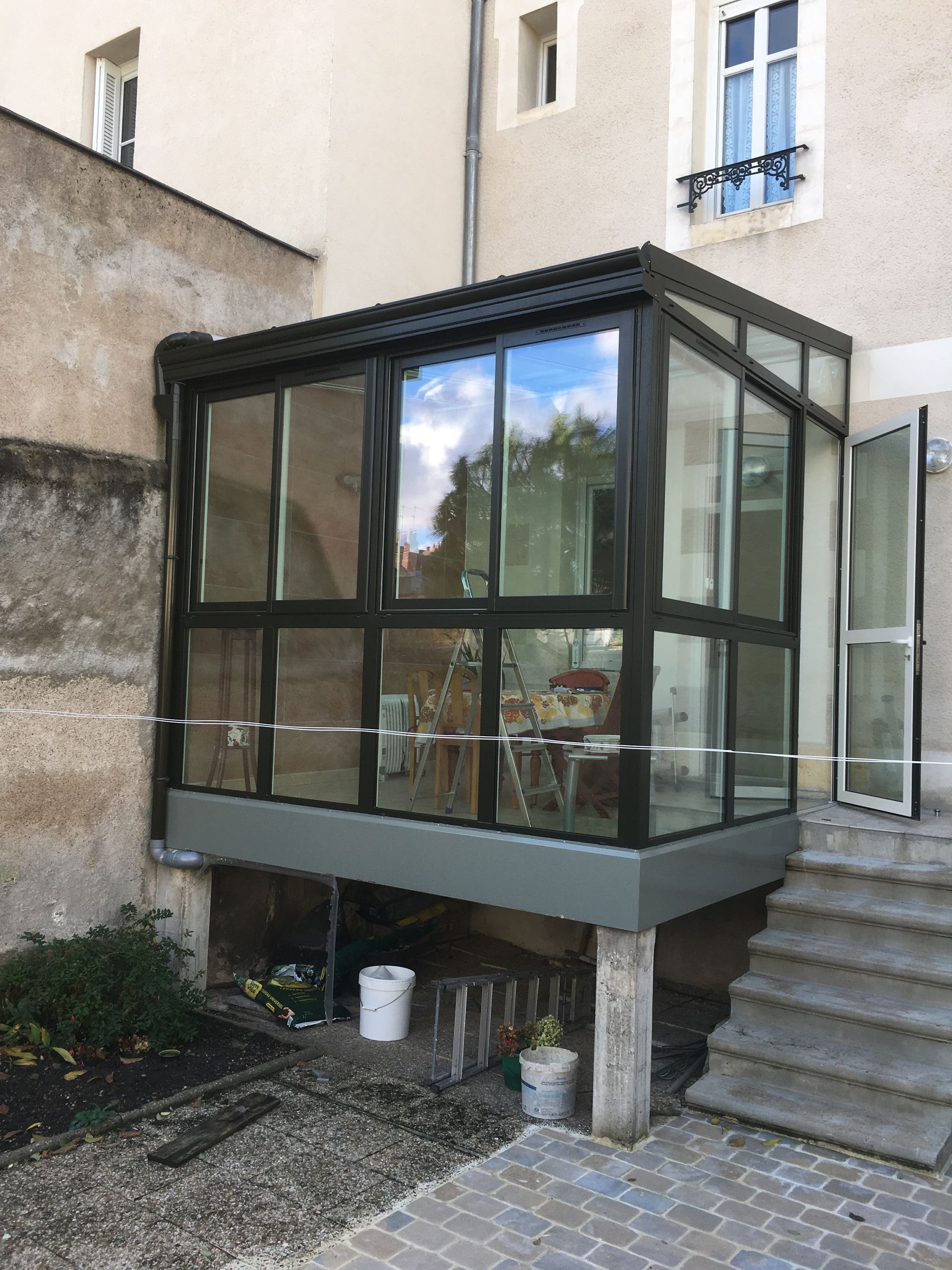 Pose de menuiserie avec hautes fenêtres.