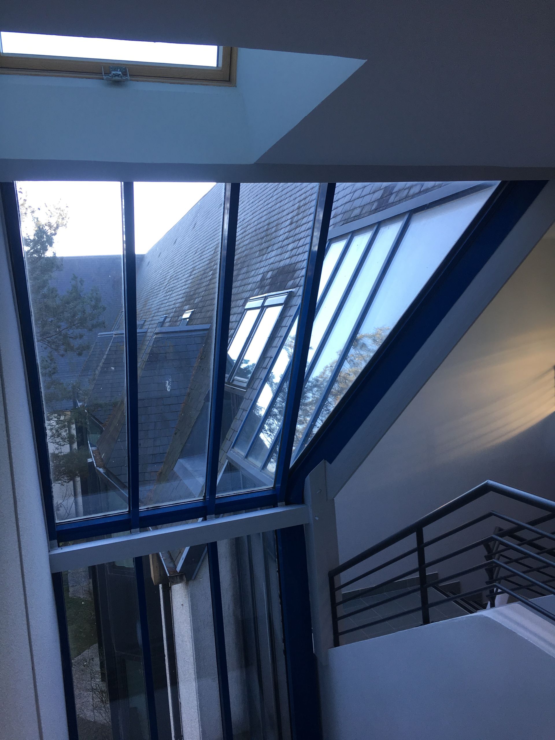 Verrière donnant sur cour.