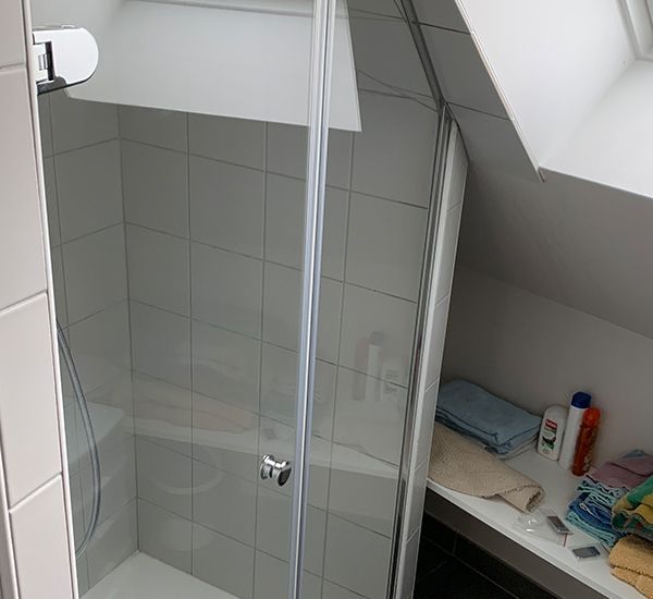 Pose d'une nouvelle porte vitrée pour une cabine de douche après