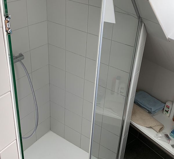 Pose d'une nouvelle porte vitrée pour une cabine de douche avant