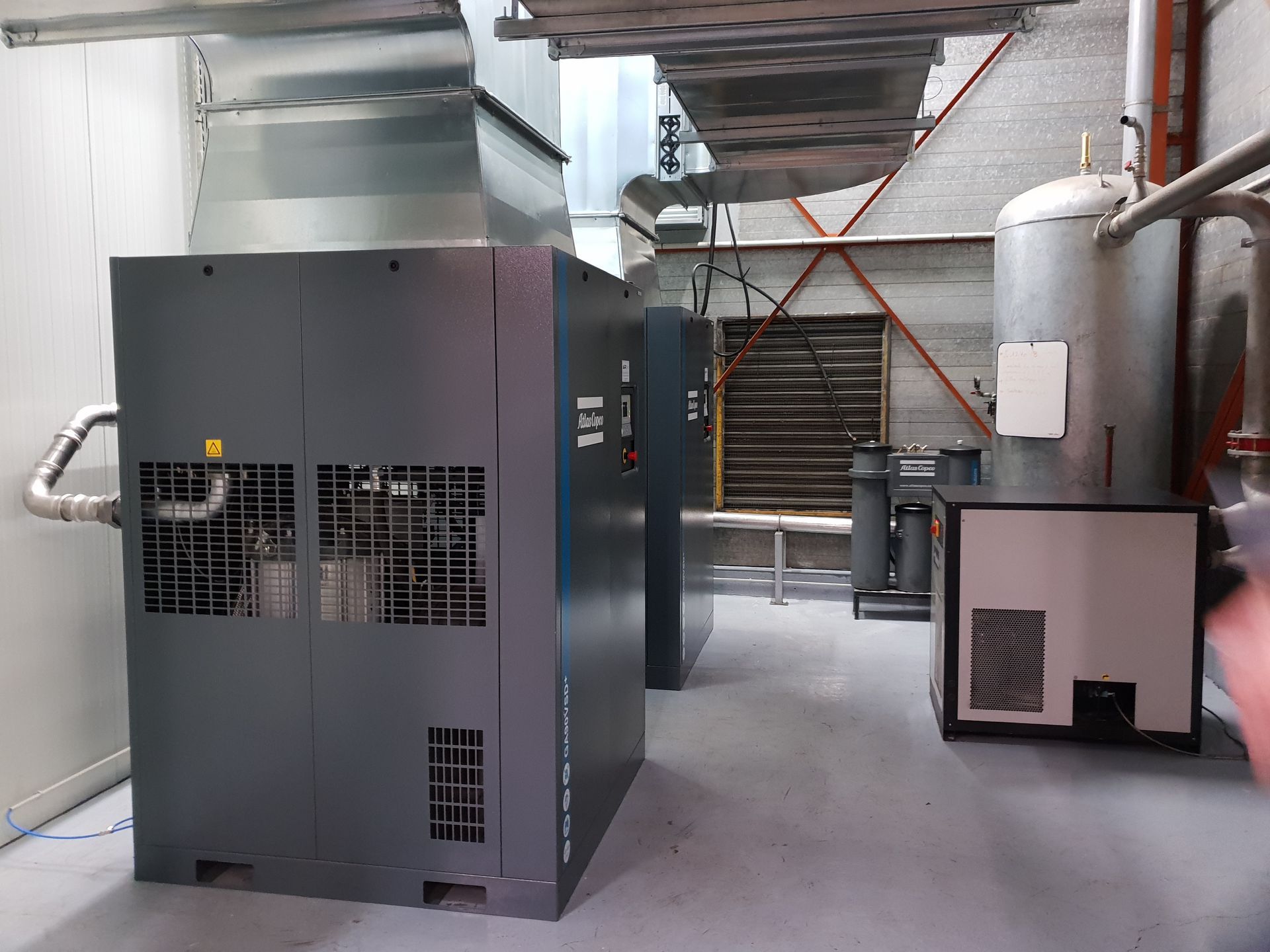 Mise en place d’une centrale d’air comprimé avec 2 GA-90 et un gainage d’extraction de chaleur