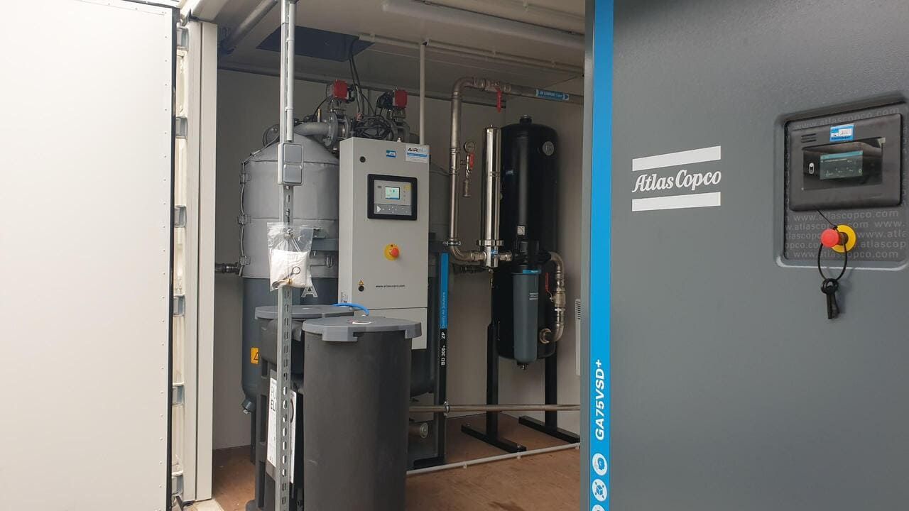 Mise en conteneur d’un GA-75 avec Sécheur adsorption, séparateur de condensats répondant à la classe 1-2-1 de la norme ISO 8573