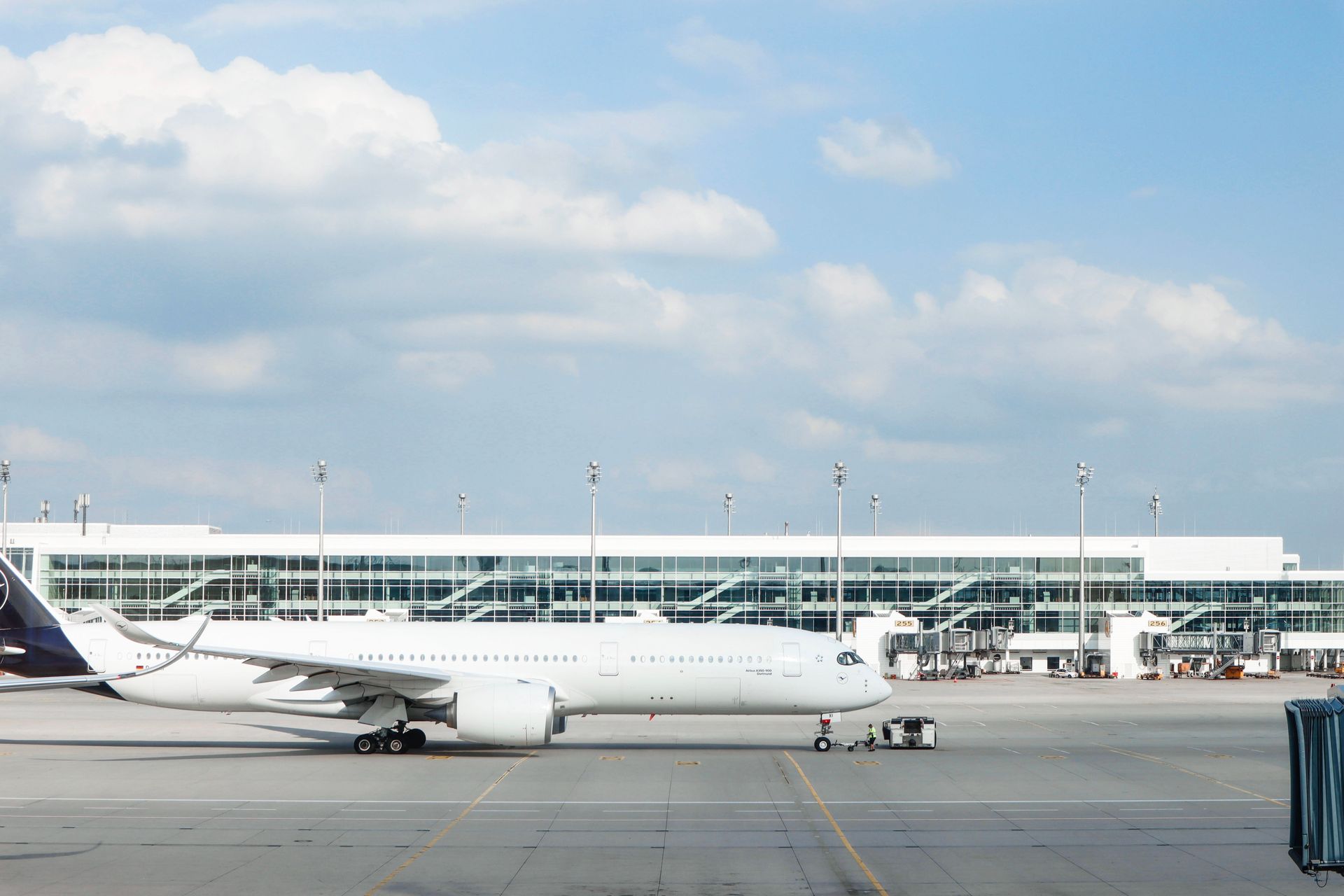 Avion blanc stationné sur le tarmac d'un aéroport