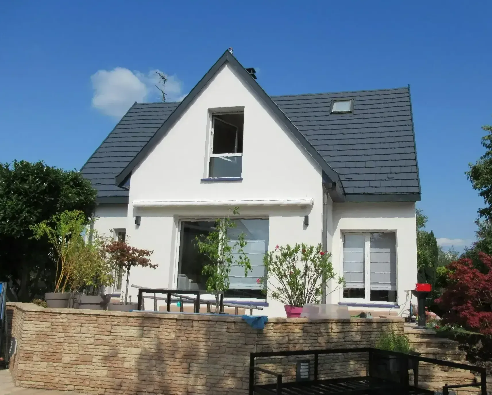 Une maison avec une toiture en ardoise