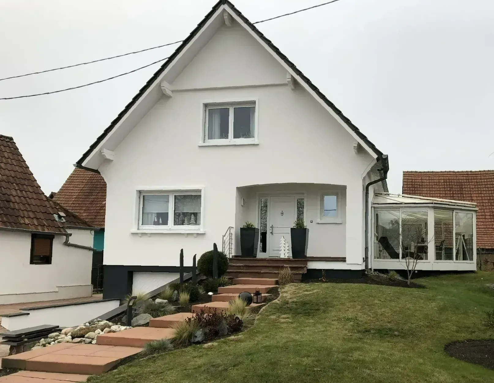 Une maison avec un grand jardin