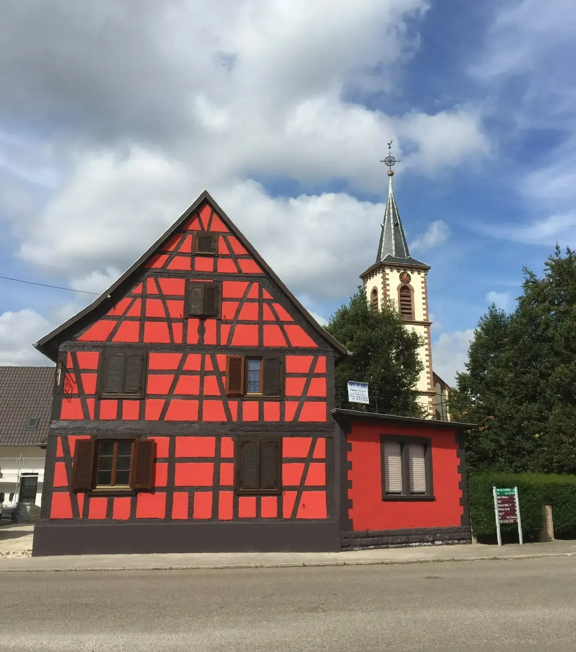 Une maison alsacienne rouge