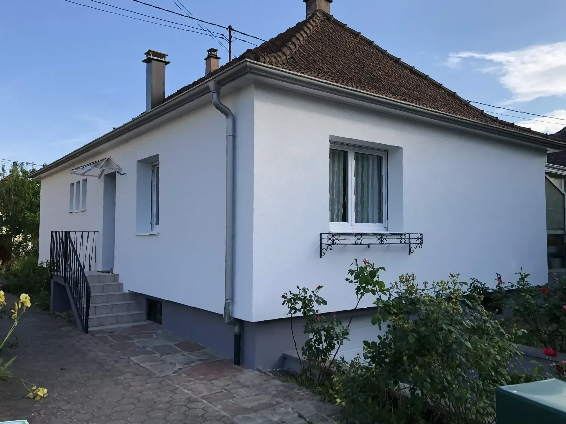 Une maison avec une gouttière