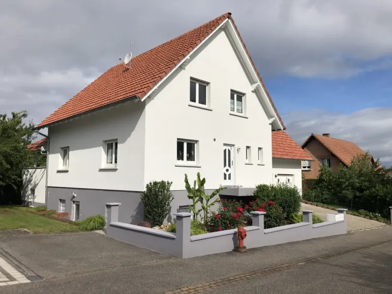 Une maison avec un toit en tuile