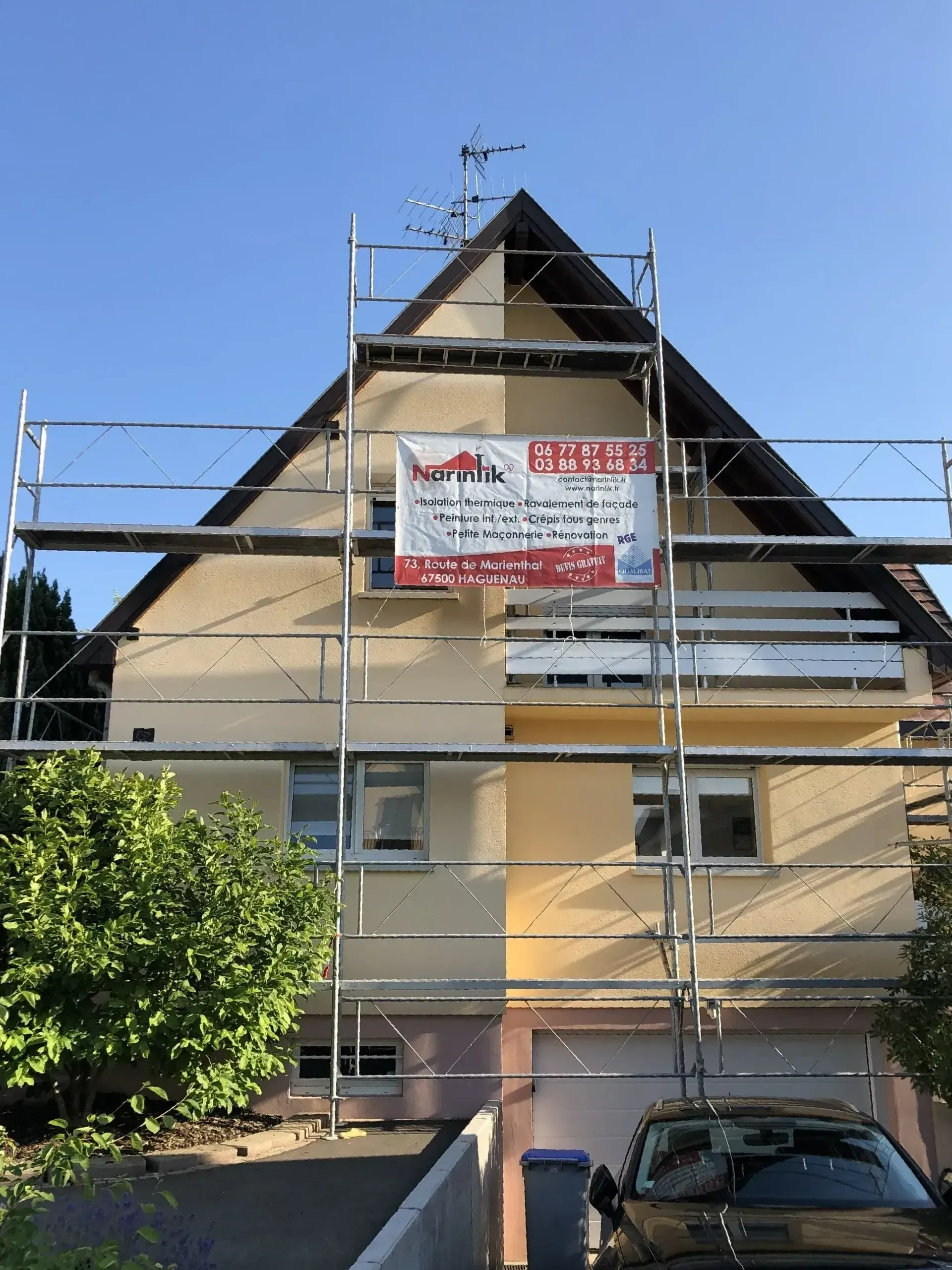 Une façade de couleur jaune