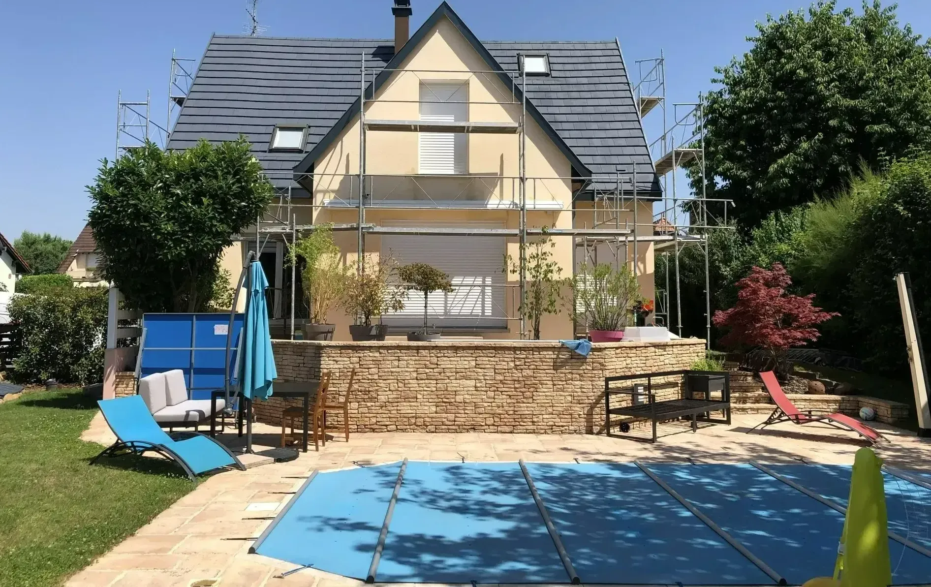Avant d'une maison avec une piscine couverte