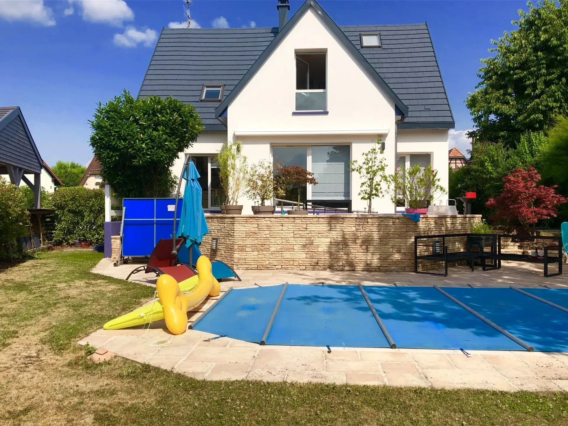 Une maison avec une piscine couverte après travaux