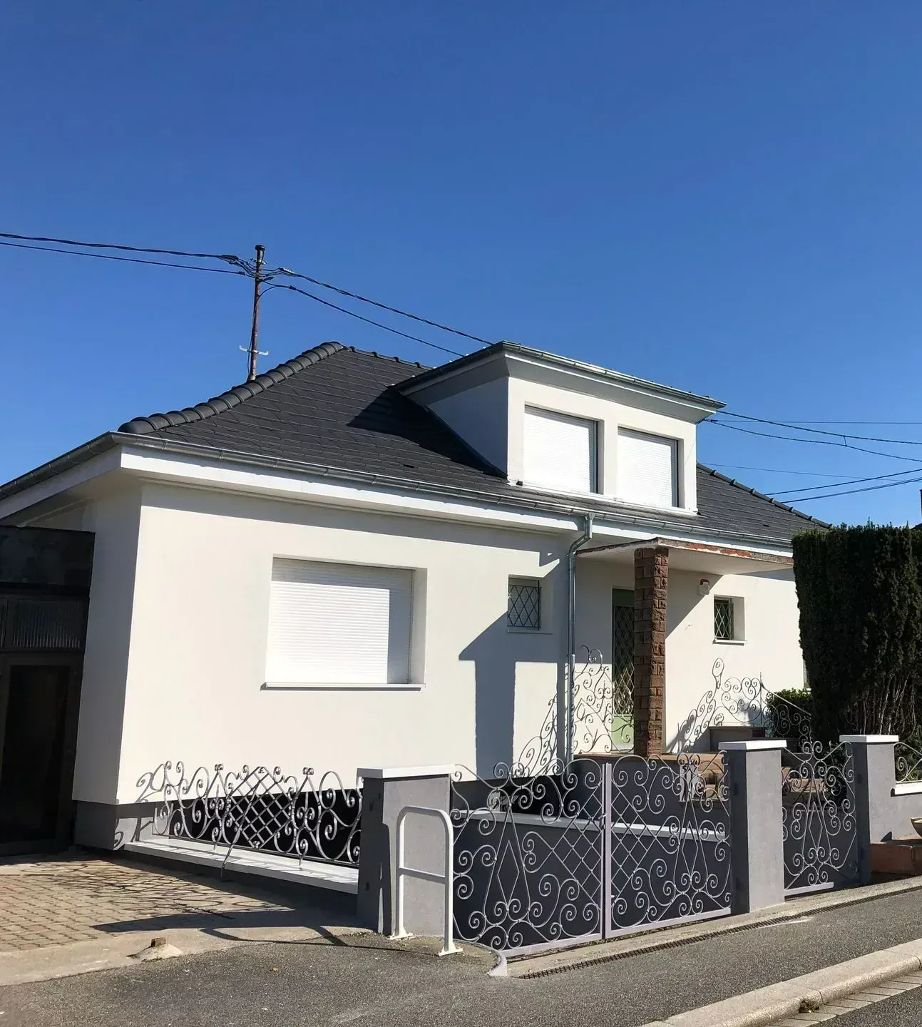 Une maison avec une façade blanche