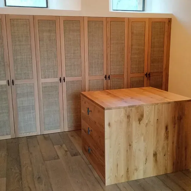 Hay una gran isla de madera en el medio de la habitación.