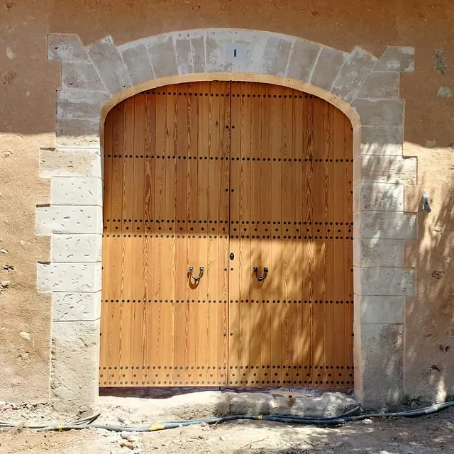 Una puerta de madera con un arco de piedra en el medio.