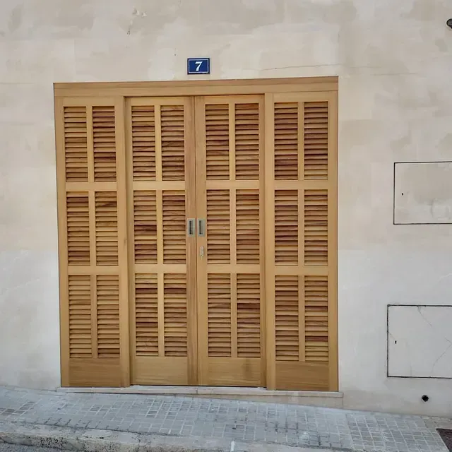 Una puerta de madera con el número 7 en ella.