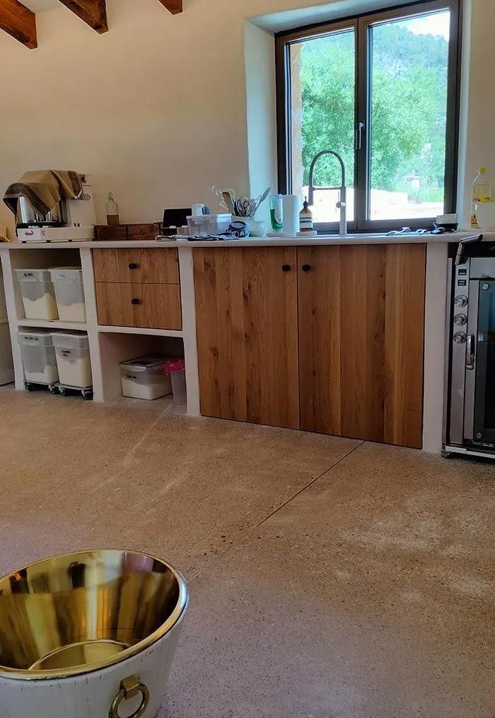 Una persona está cortando un trozo de madera en una sierra de mesa.