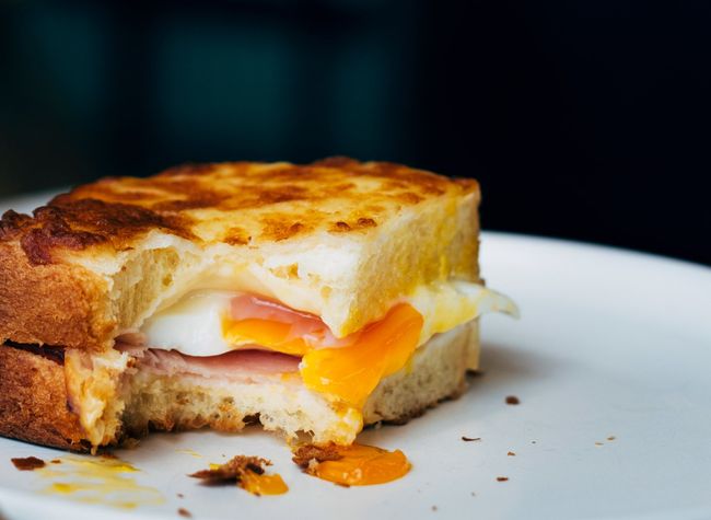 Croque monsieur avec un oeuf