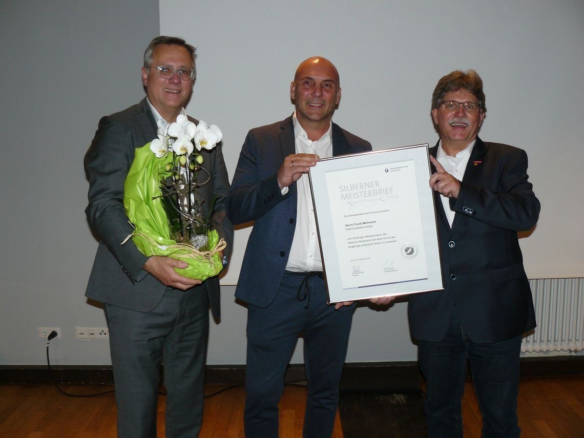 Gratulation zum Jubiläum: (v.l.) Innungsgeschäftsführer Joachim Susewind, Jubilar Frank Wehmann und