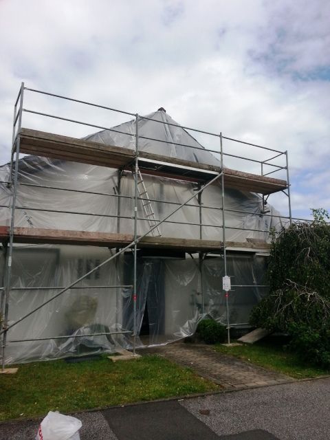 Malermeister Schütte Gerüst an einer Hausfassade